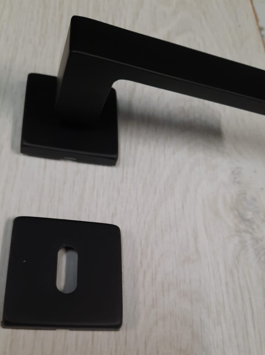 Maniglia per porta quadra ANGOLO in alluminio NERA Lineacali' 