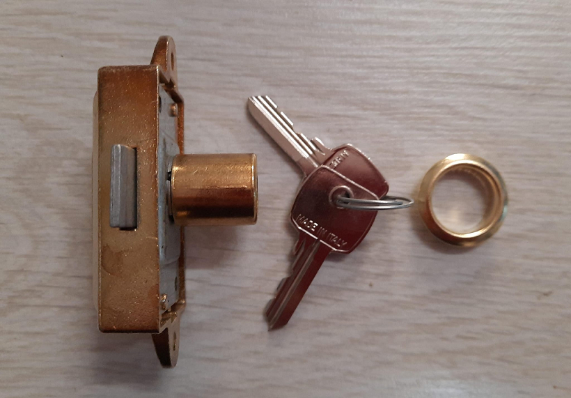 Serratura con cilindro OTTONATA per  aste rotanti per mobili 
