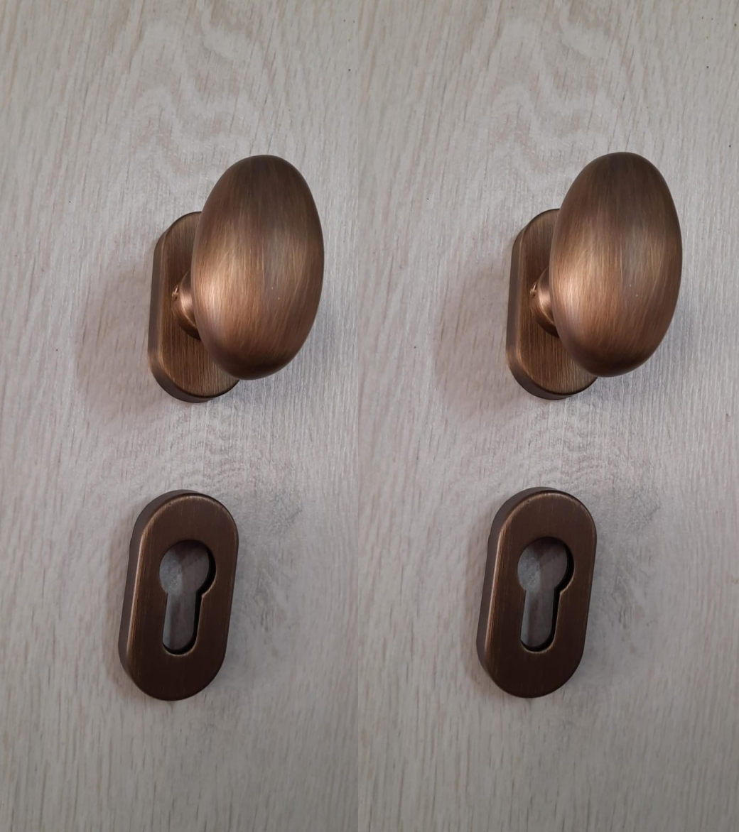 Pomolo coppia girevole a uovo POLO  bronzo opaco ovale YALE -Cottali 