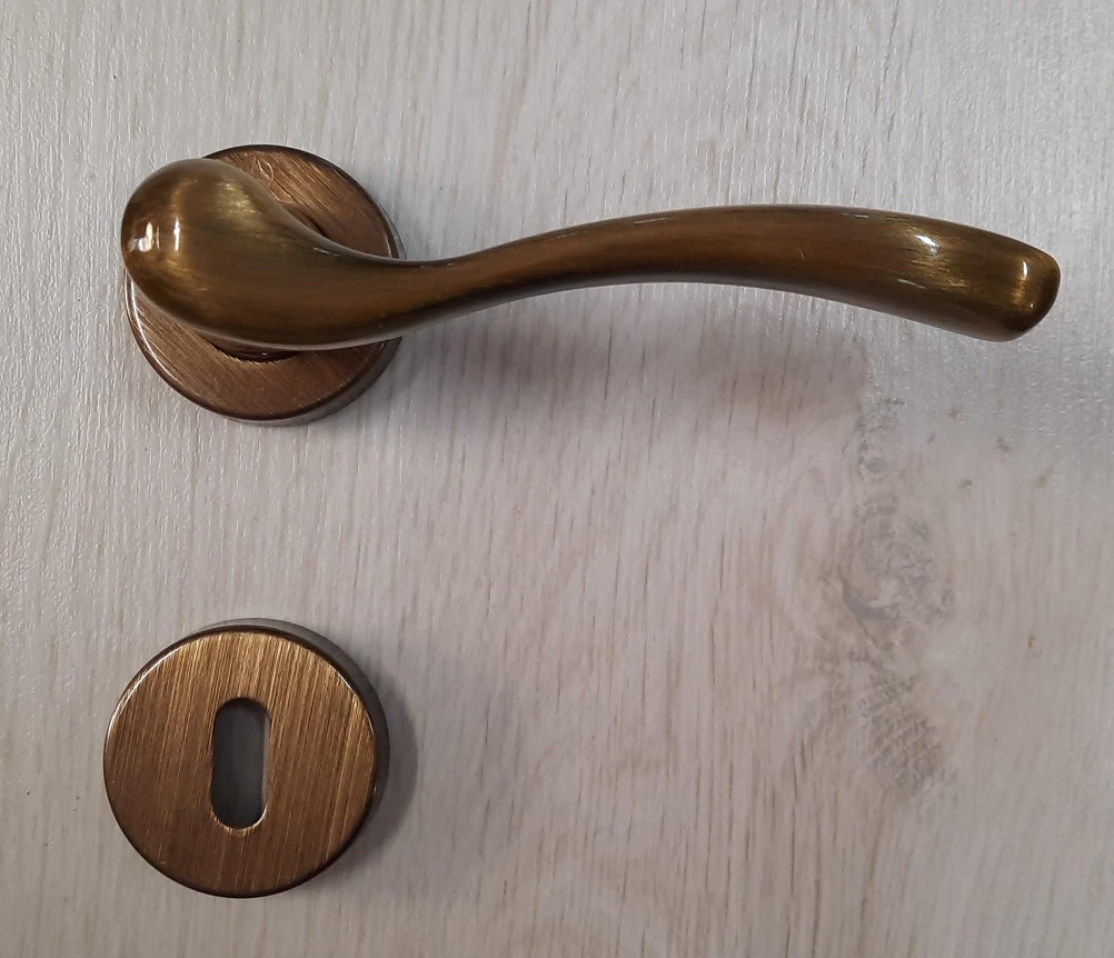 Maniglia per porta Victoria Ghidini bronzo graffiato lucido