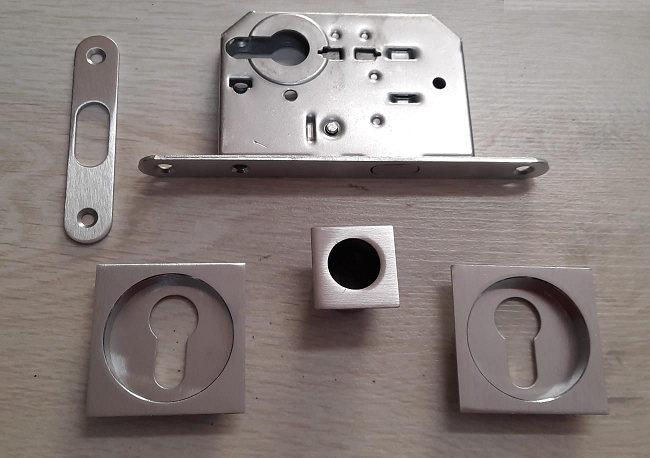 Kit per porta scorrevole con serratura a gancio cilindro quadro yale cromostainato - 