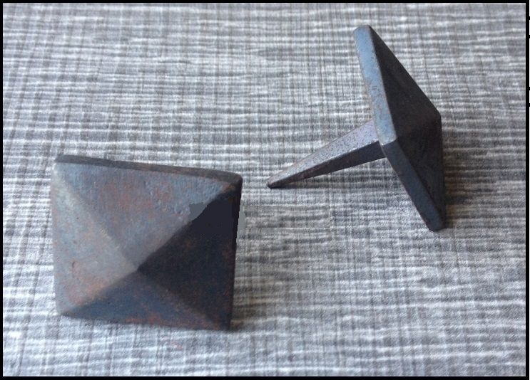 Borchia piramide in ferro