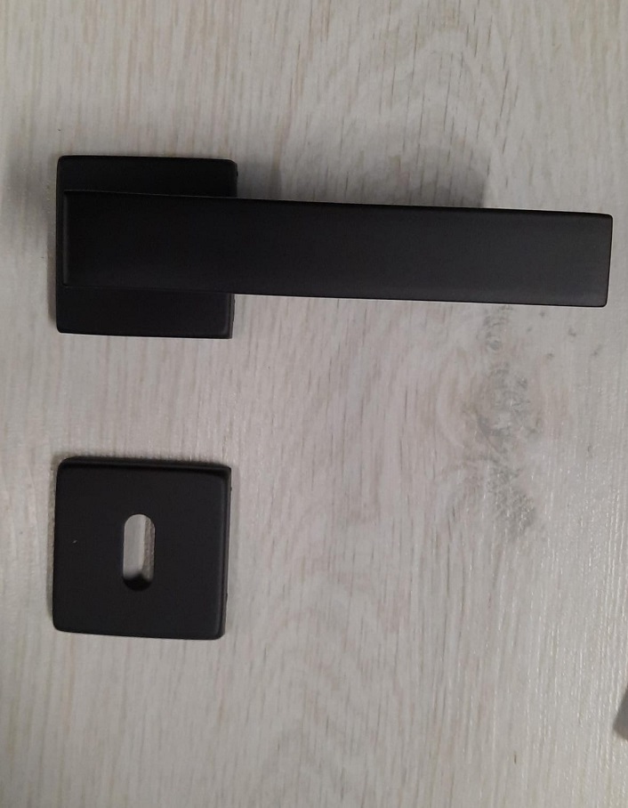 Maniglia per porta quadra ANGOLO in alluminio NERA Lineacali' 