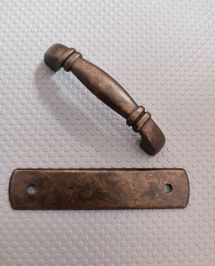 Maniglia per mobile anticata con placca da 64 mm 18063Z0640B03