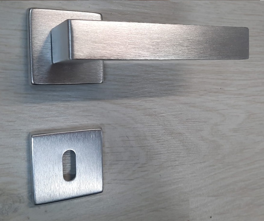 Maniglia per porta quadra ANGOLO in alluminio CROMOSATINATO  Lineacalì