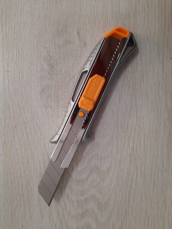 Cutter taglierino  INGCO lama da 18mm in alluminio Ingco