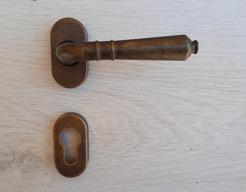 Maniglia per porta anticata OVALE Yale modello toscana KTS