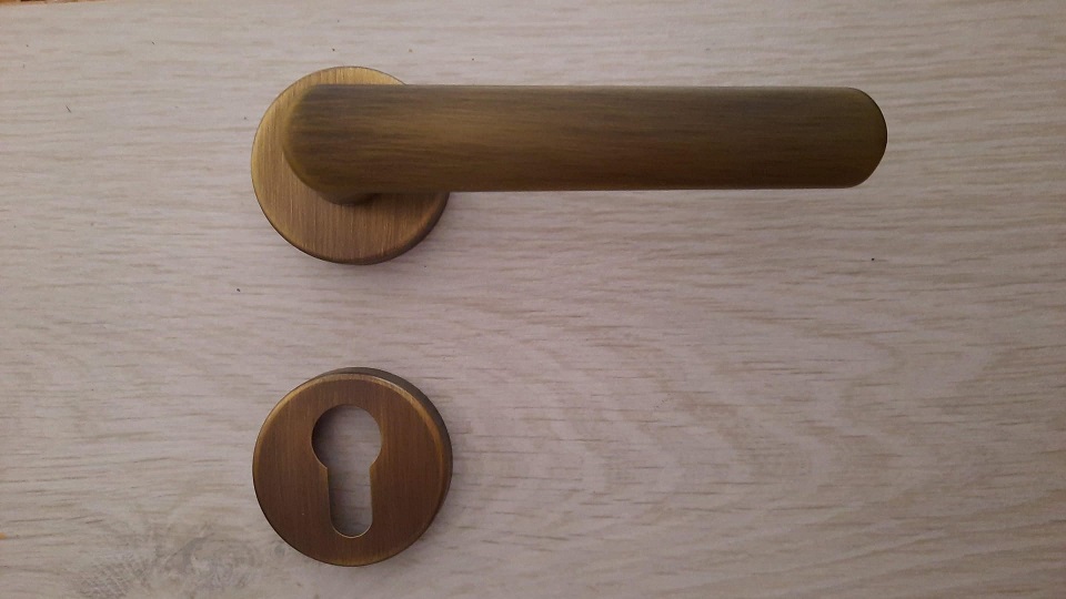 Maniglia per porta FIVE tonda  bronzo opaco Cottali