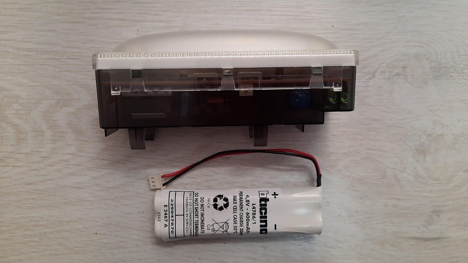 Lampada emergenza 6 moduli 1h L4386/1 serie Livinglight - Bticino 