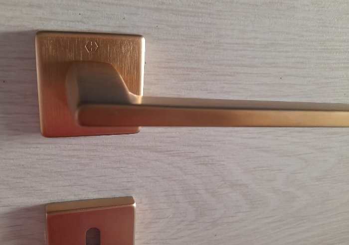 Hoppe Bergamo maniglia ottone naturale satinata