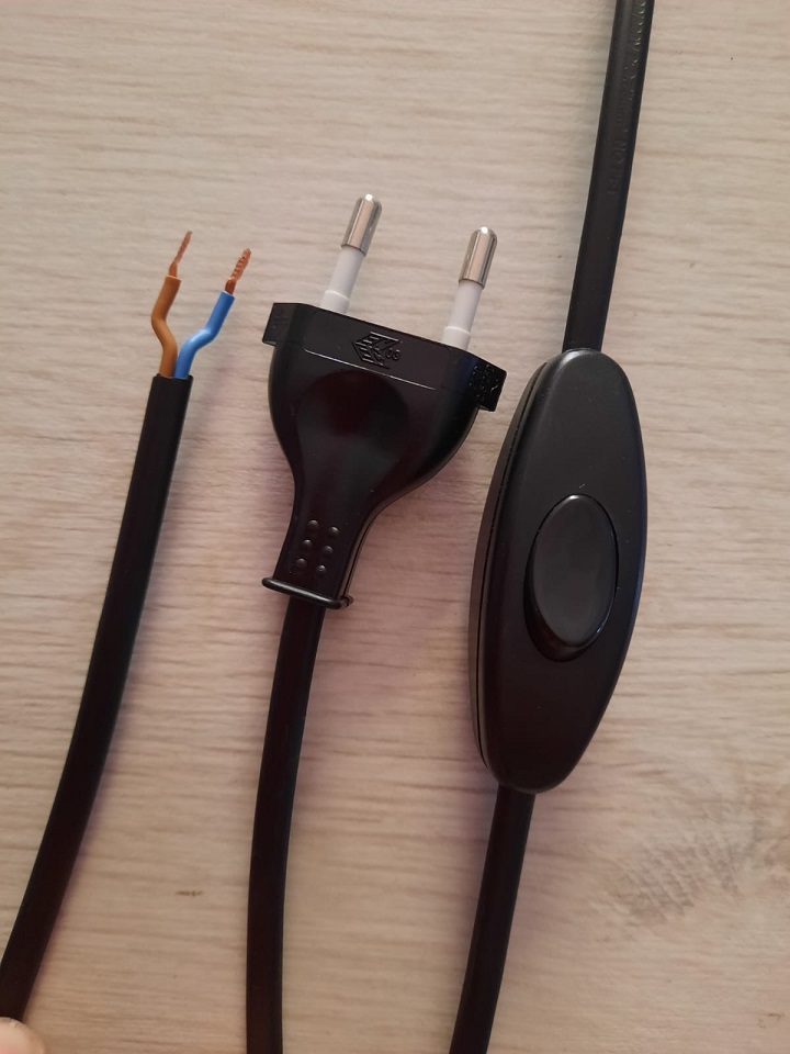 Interruttore cablato unipolare con cavo e spina 2P 10A da 1.80 mt