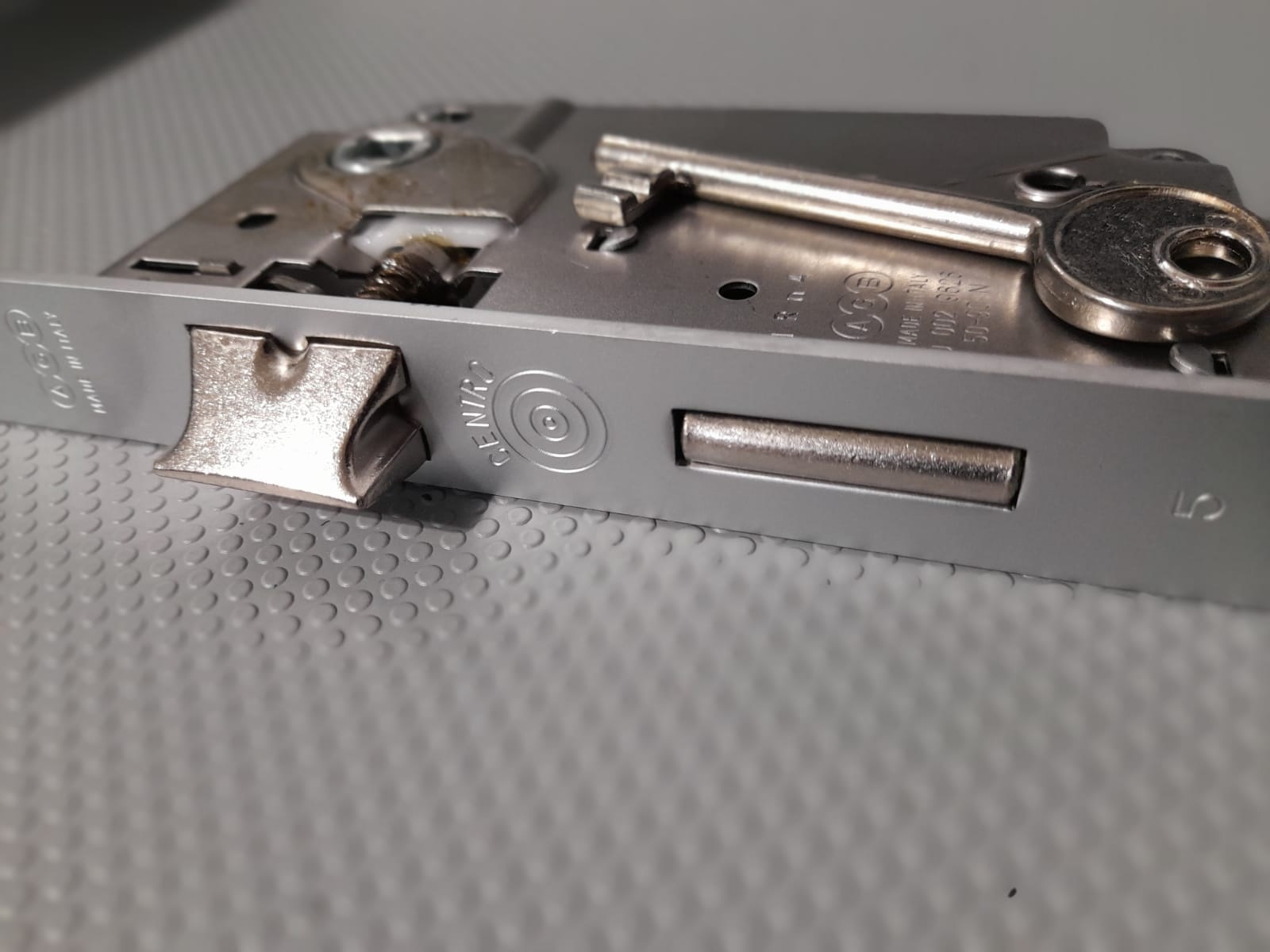 Serratura Centro AGB B0110350xx frontale 22 mm + contropiastra 