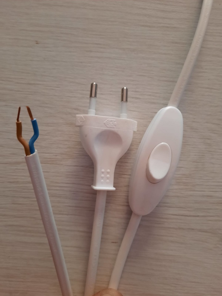 Interruttore cablato unipolare con cavo e spina 2P 10A da 1.80 mt