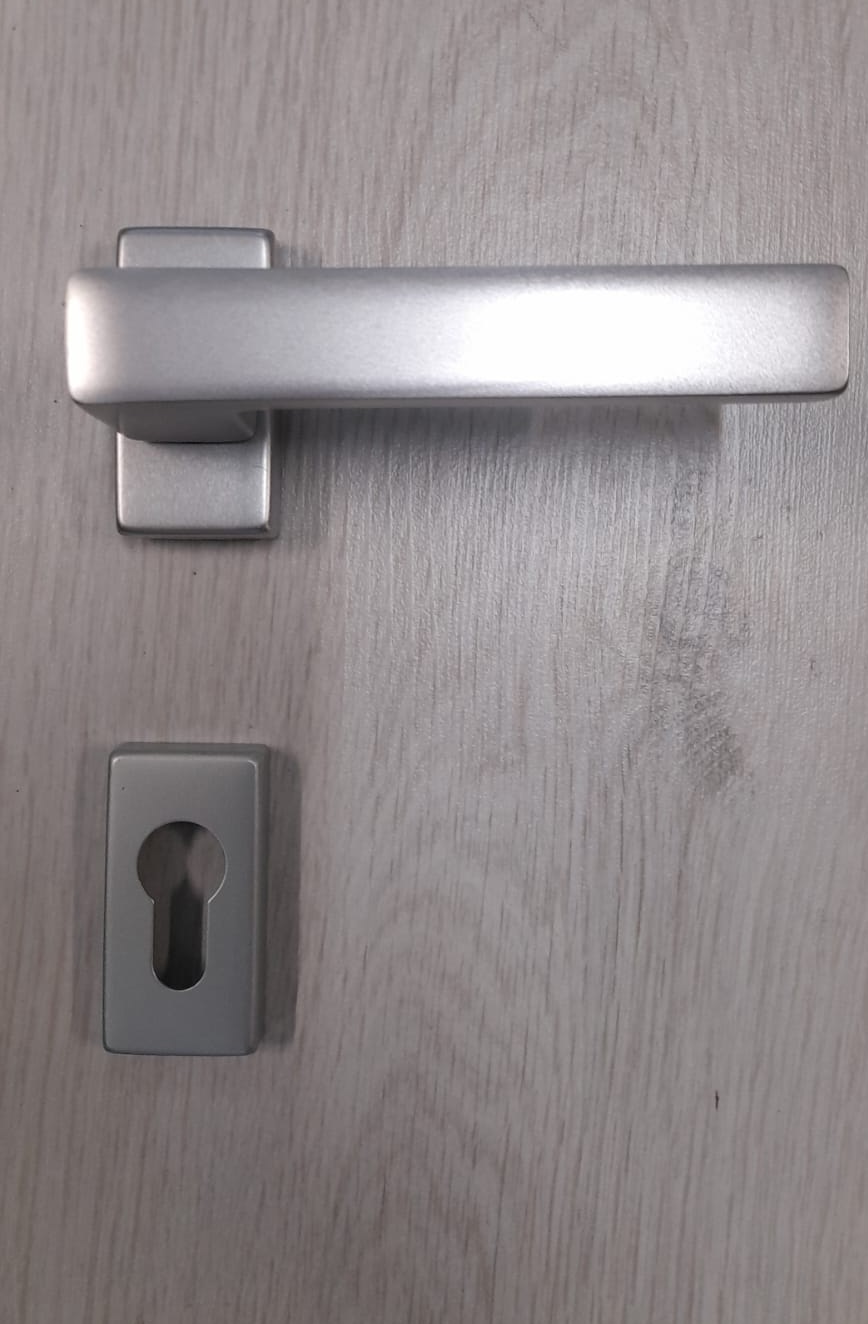 Maniglia per porta  Carlo rettangolare YALE  cromo satinata  Ghidini
