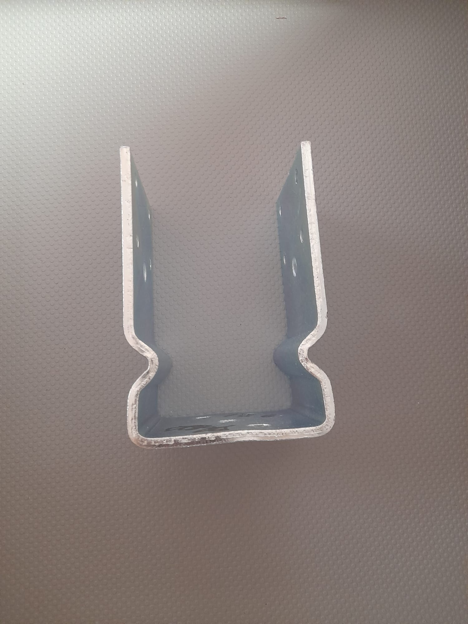 Staffe base pilastro a U nervata art 8/1656