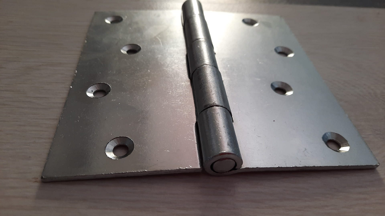Cerniera pesante ferro zincato  con fori laterali spessore 3 mm fori ø 5,5 mm