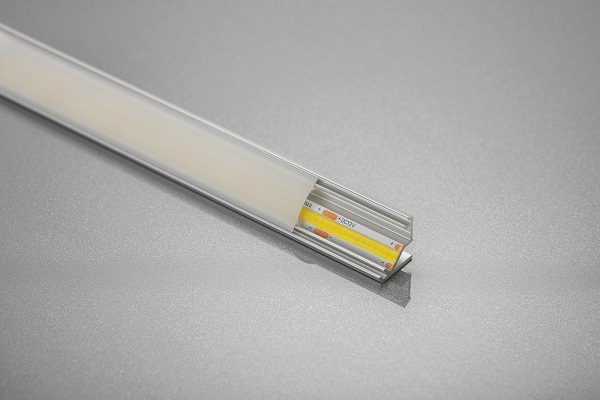 Profilo ad angolo in alluminio per striscia led da 2 mt con diffusore 