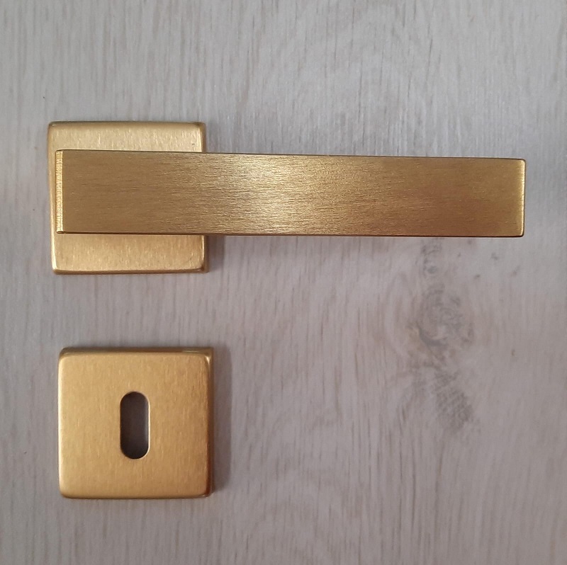 Maniglia per porta ORO SATINATO in alluminio ANGOLO Lineacalì patent 