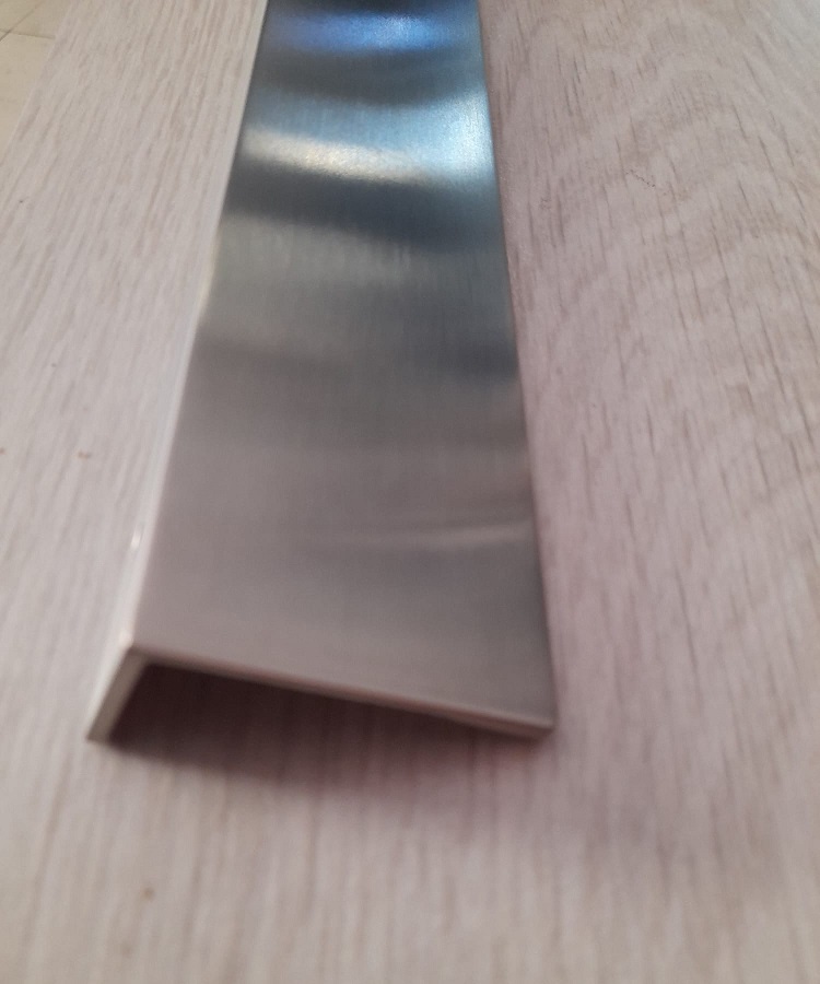 Maniglia piatta rettangolare per mobili in cromo satinato METAL STYLE E7661.038