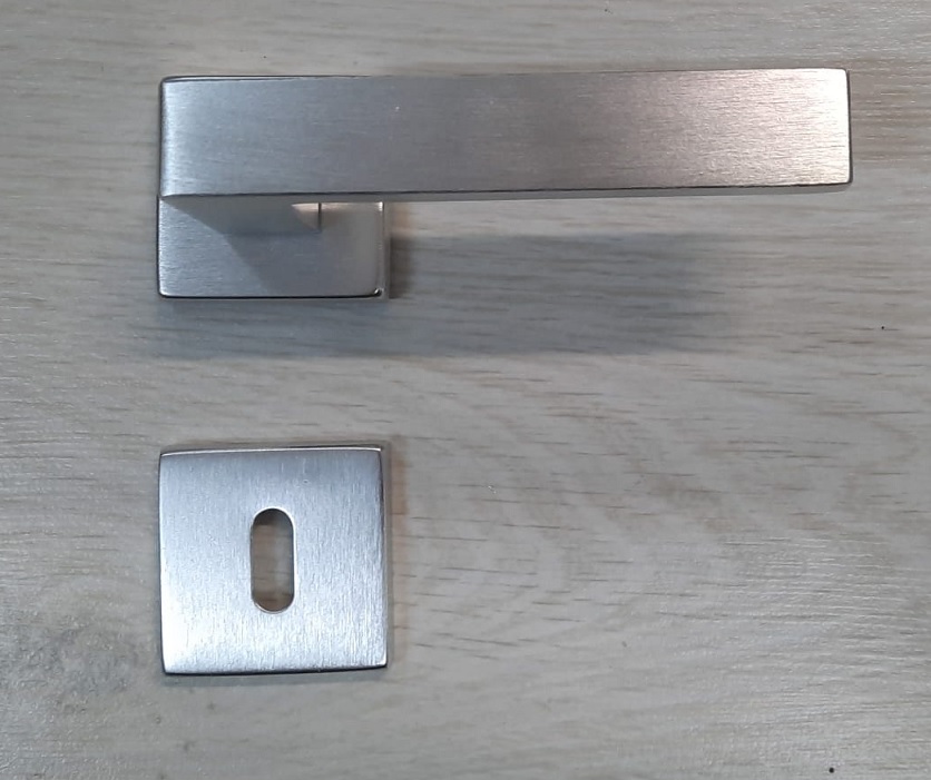 Maniglia per porta quadra ANGOLO in alluminio CROMOSATINATO  Lineacalì