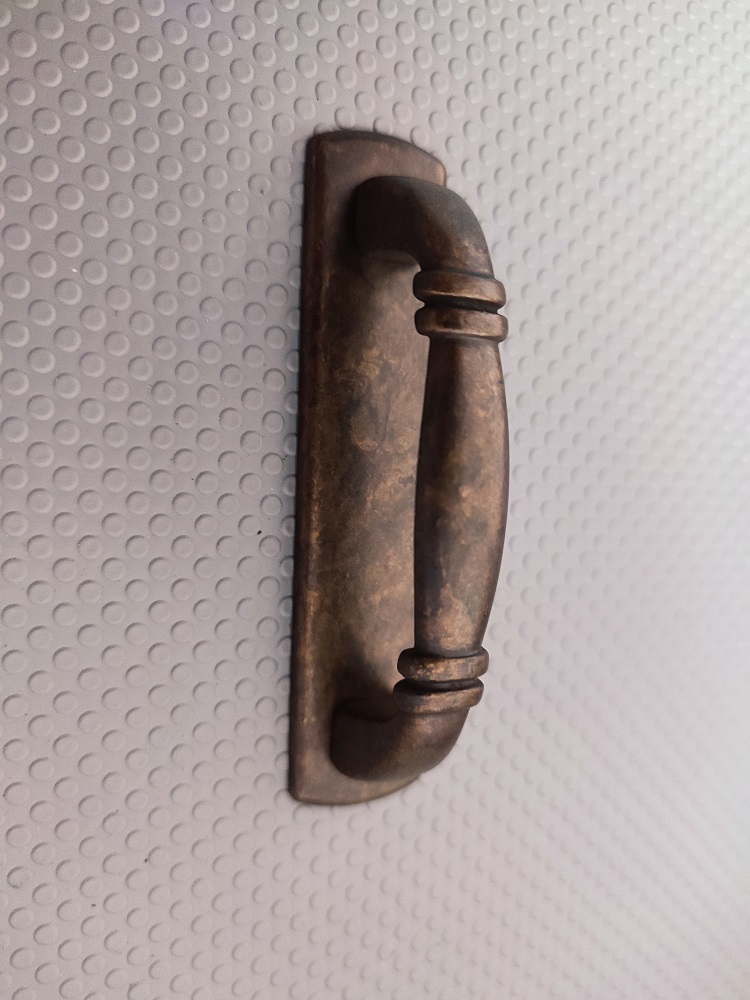 Maniglia per mobile anticata con placca da 64 mm 18063Z0640B03