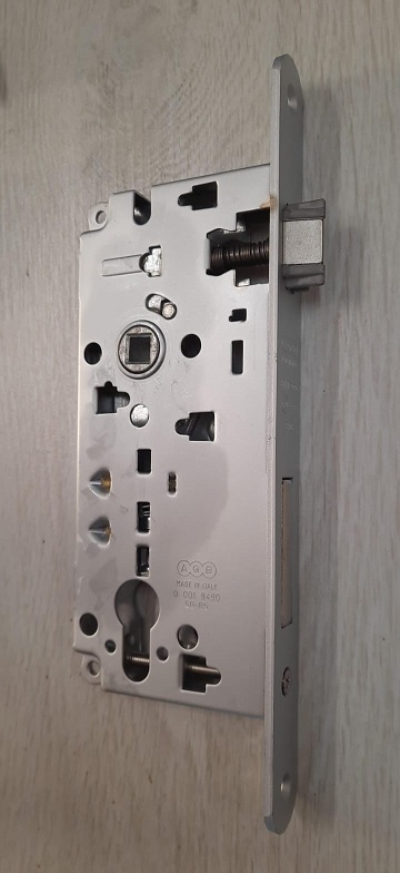 Serratura foro Yale cromo satinata  B8088515034  AGB entr. 50 mm