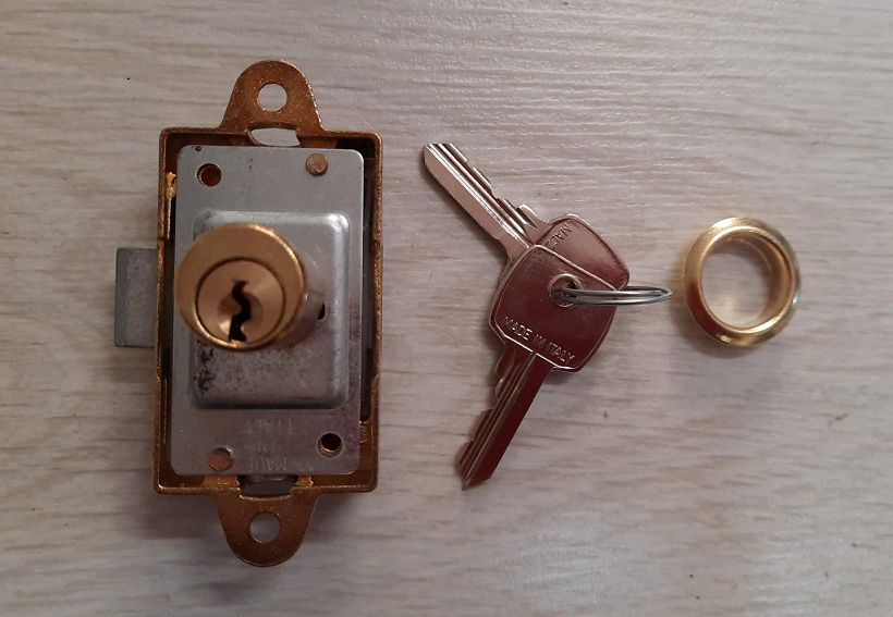 Serratura con cilindro OTTONATA per  aste rotanti per mobili 