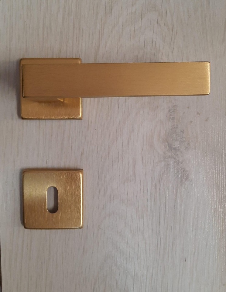 Maniglia per porta quadra ANGOLO  in alluminio ORO SATINATA Lineacali' 