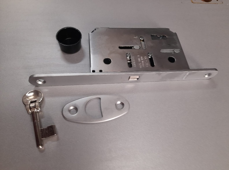 Serratura BO89065034  per porte scorrevoli a gancio con chiave cromo satinata AGB