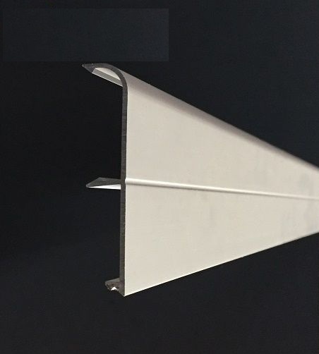 Battiscopa in alluminio anodizzato portacavi argento  H 66.7 mm