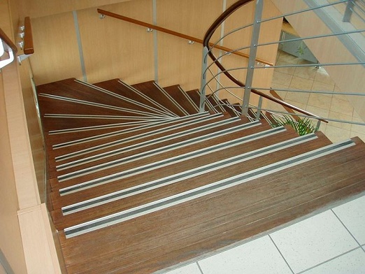 Profilo antiscivolo per gradini da mt 2