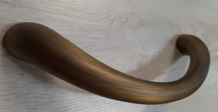 Maniglione curvo BIG in Bronzo graffiato verniciato opaco (Yester)