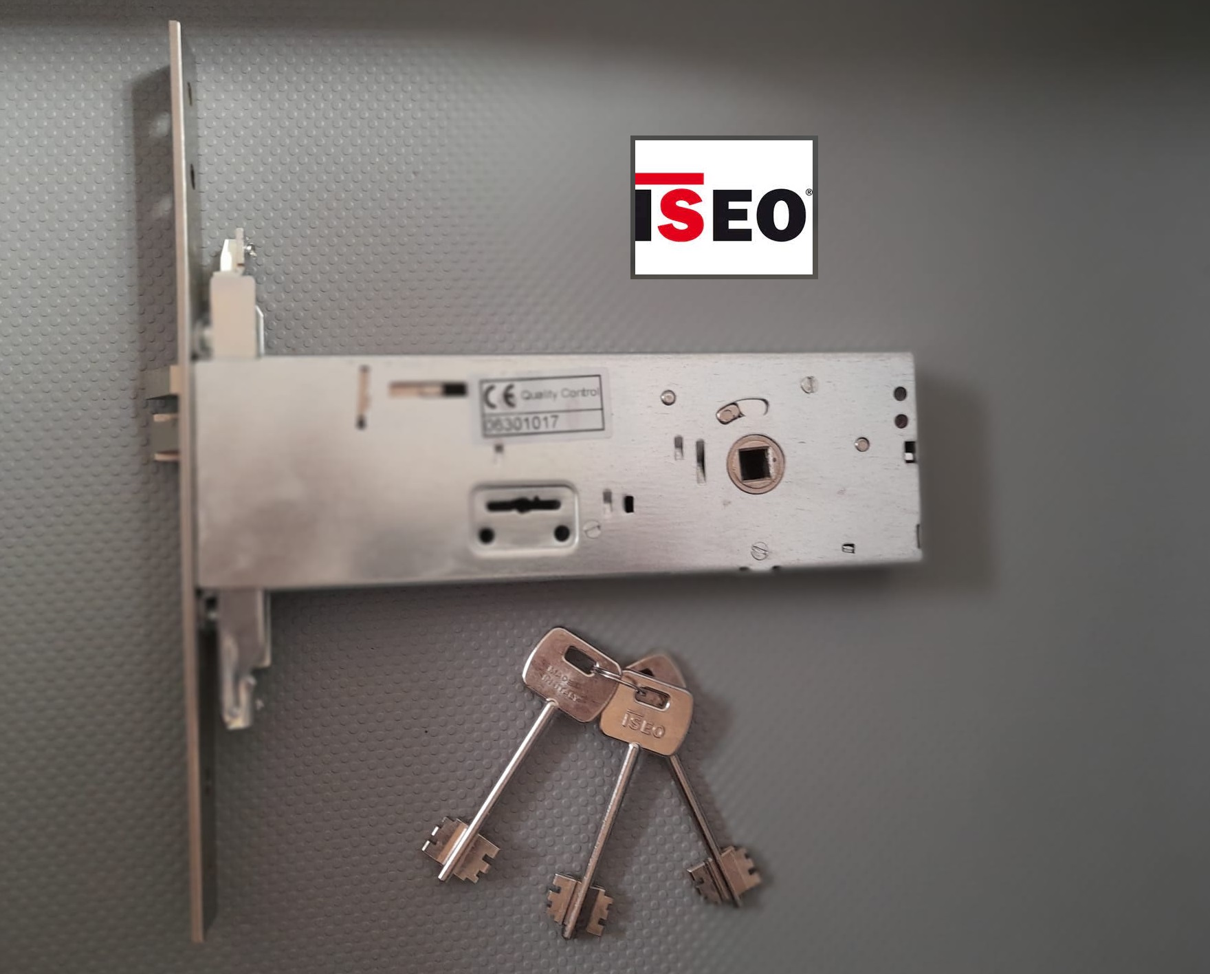 Serratura per fascia frontale inox  ISEO 963152702