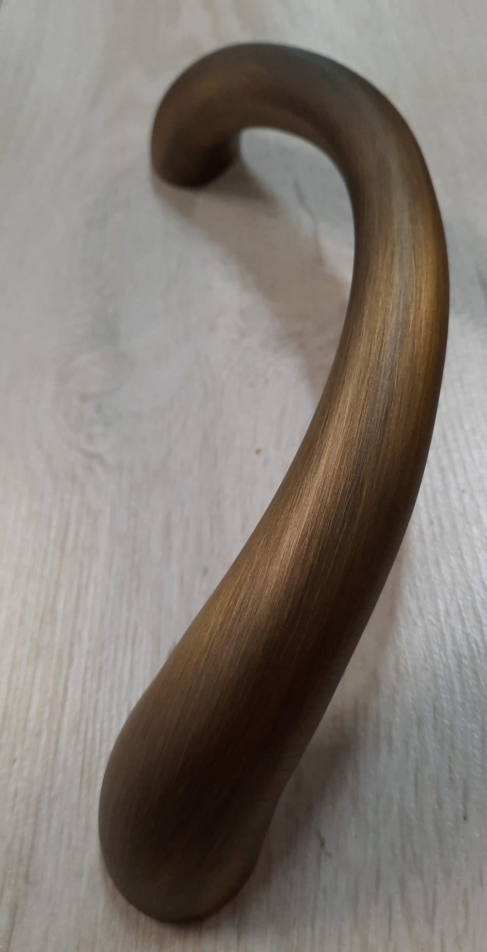 Maniglione curvo BIG in Bronzo graffiato verniciato opaco (Yester)