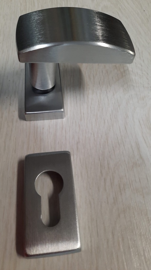 Maniglia per porta a pomolo Turbo cromosat Yale LineaCali 