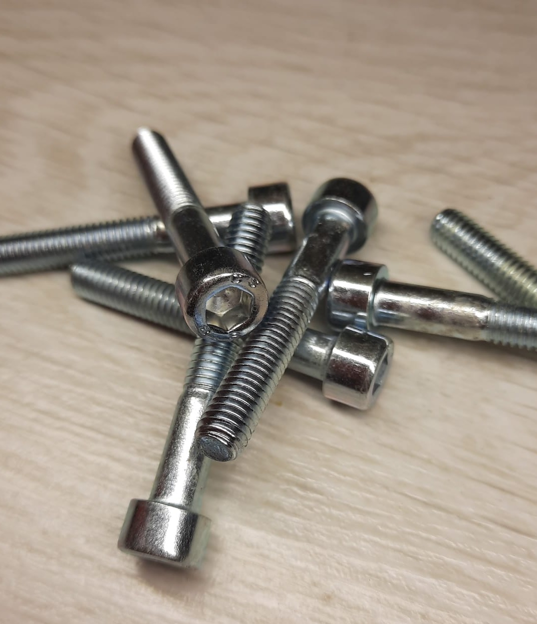 Bulloni  TCE cilindrica a brugola  diametro 6mm zincati 8.8