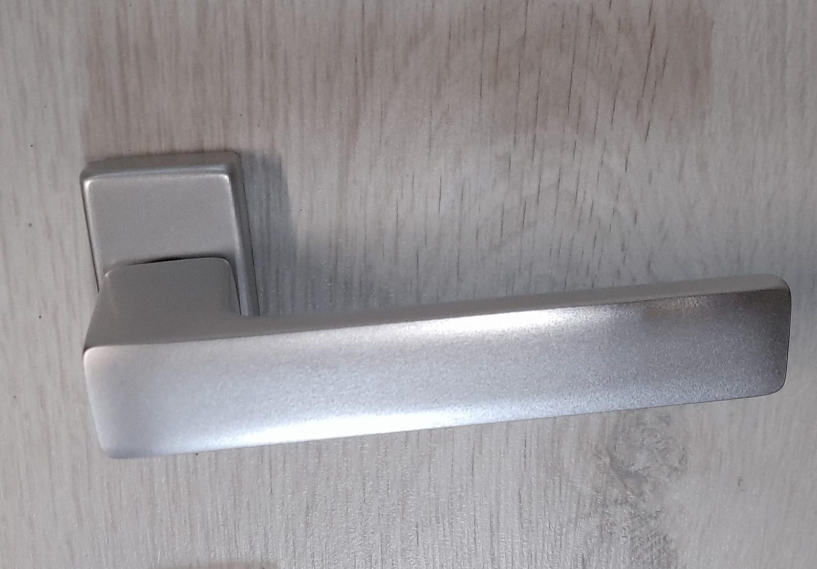 Maniglia per porta  Carlo rettangolare YALE  cromo satinata  Ghidini