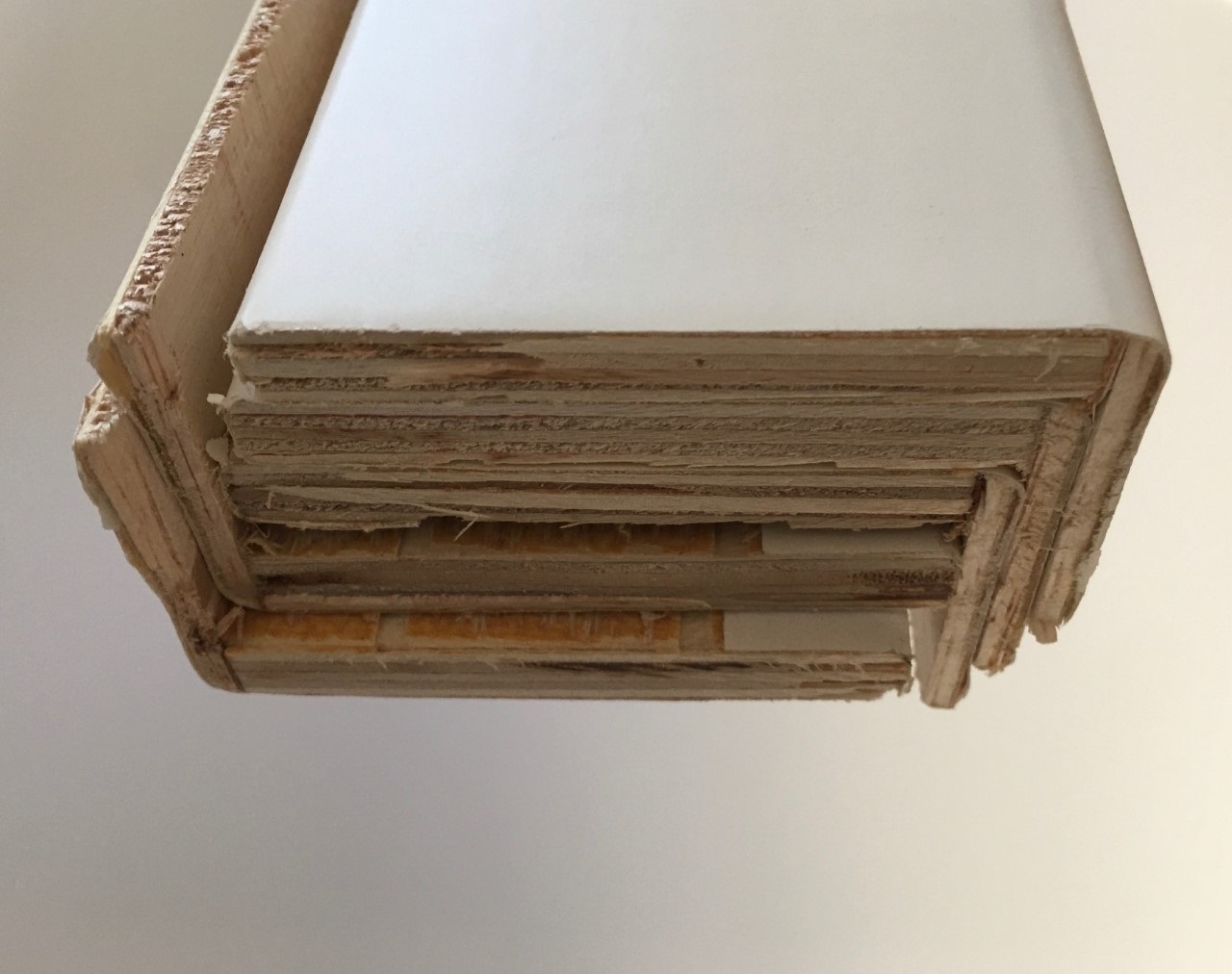Coprifilo piano laminato bianco con aletta esterna 42mm da 2.25 mt