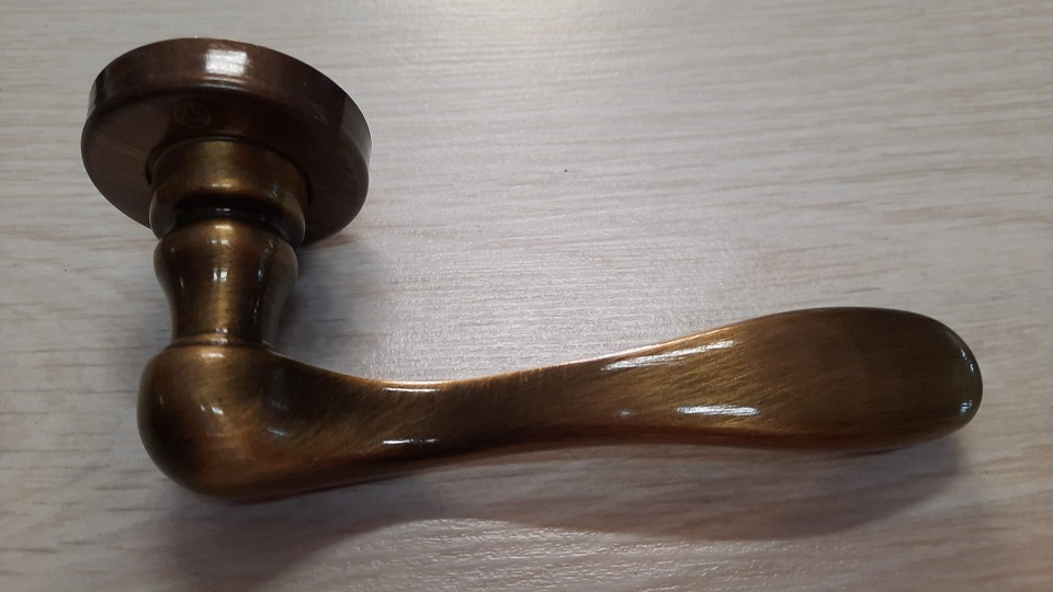 Maniglia per porta Victoria Ghidini bronzo graffiato lucido