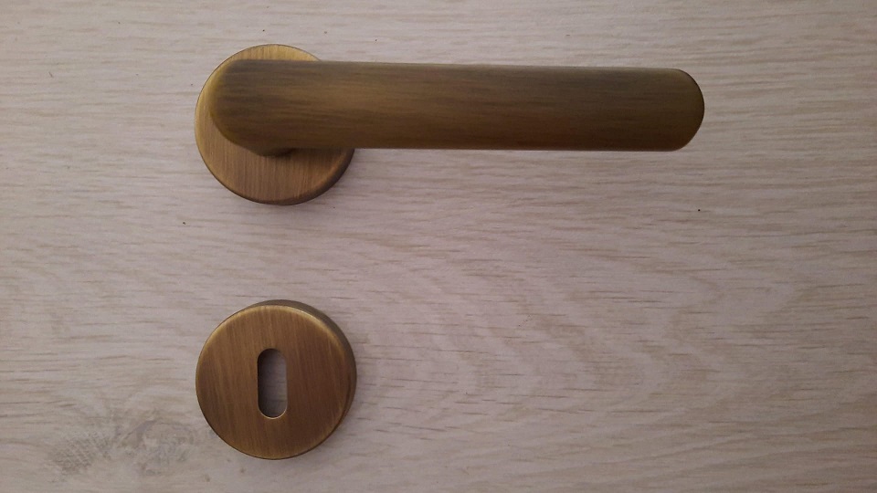 Maniglia per porta FIVE tonda  bronzo opaco Cottali