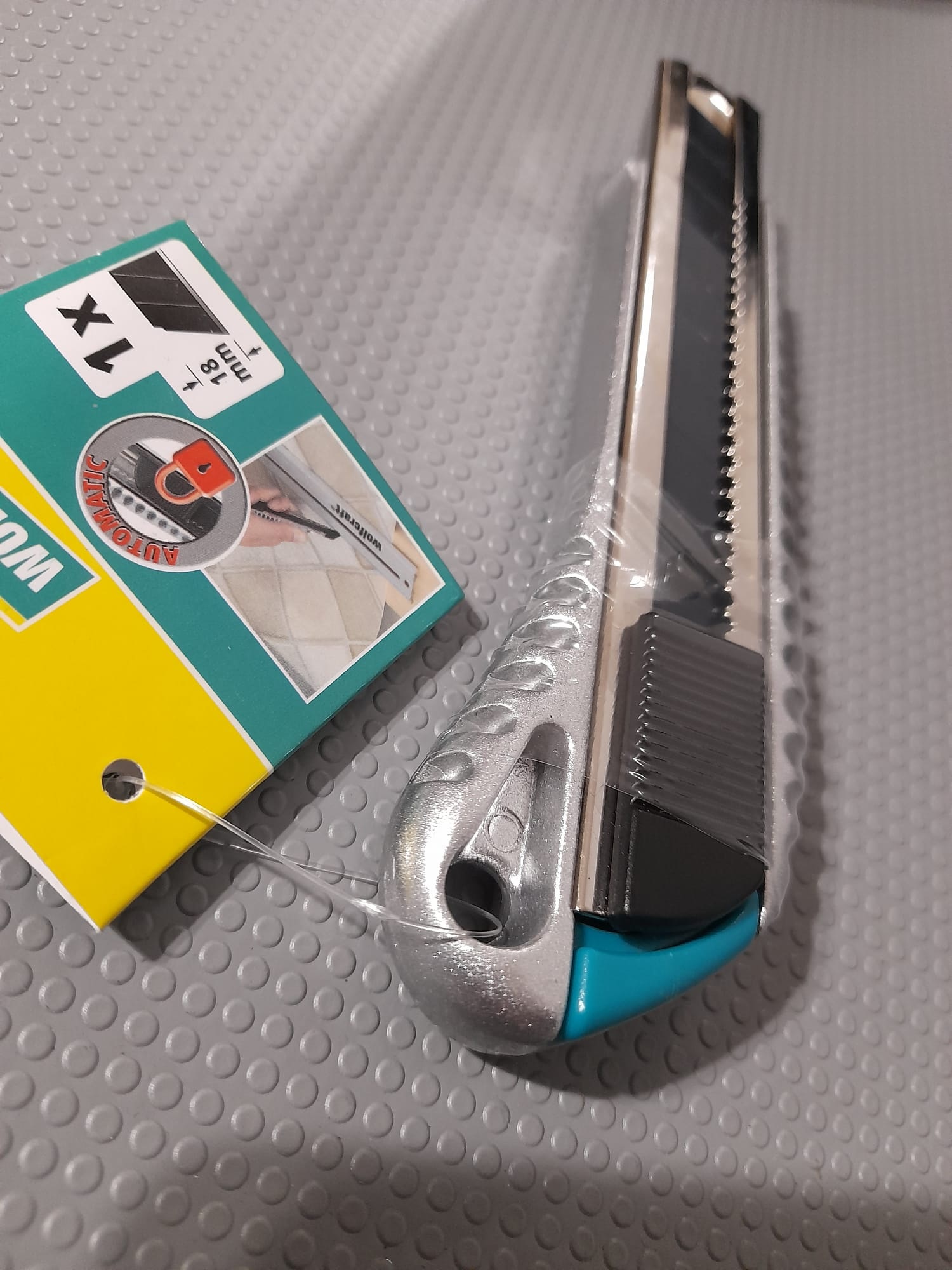 Coltello cutter in metallo da 18 mm con lama nera "Profi-Sharp"