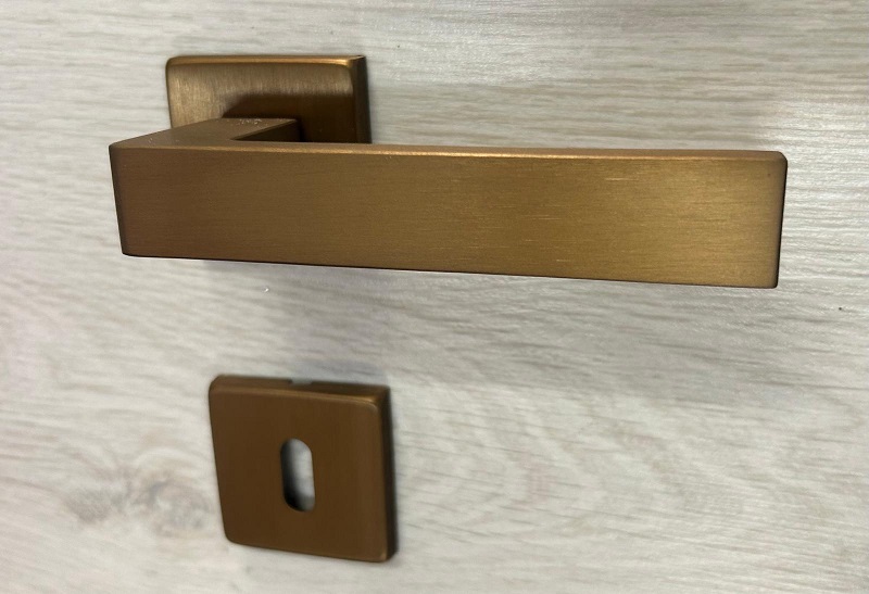 Maniglia per porta BRONZO in alluminio ANGOLO Lineacalì patent