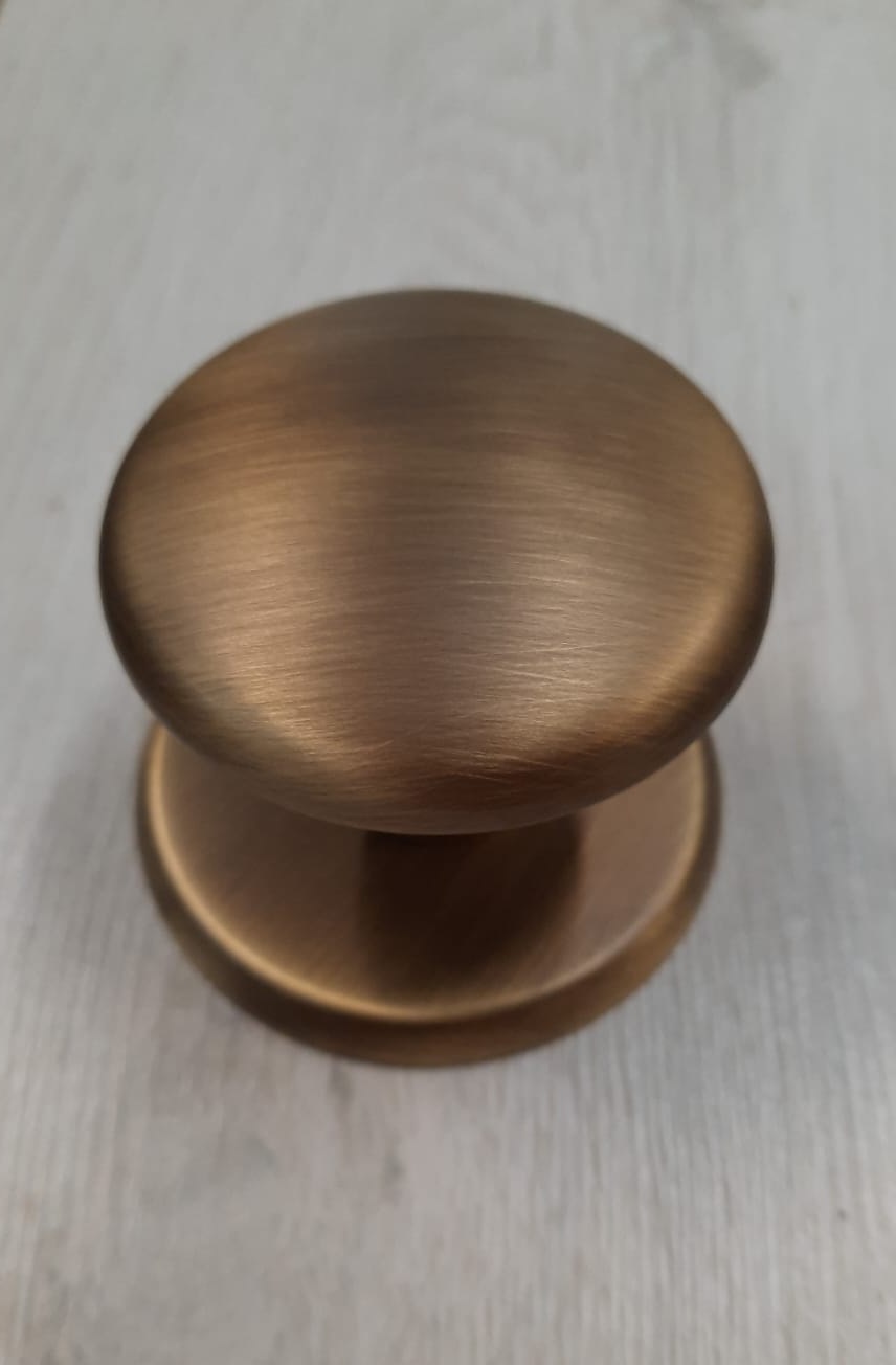 Pomolo per porta Classic bronzato opaco  da 70mm con sottorosone COTTALI  