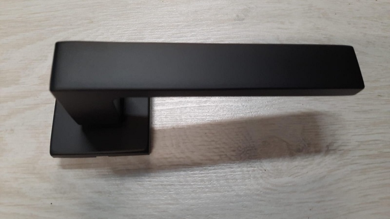 Maniglia per porta quadra ANGOLO in alluminio NERA Lineacali' 