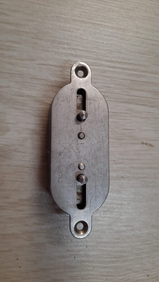 Serratura per mobili a stringa 60 x 27 mm con fori per viti