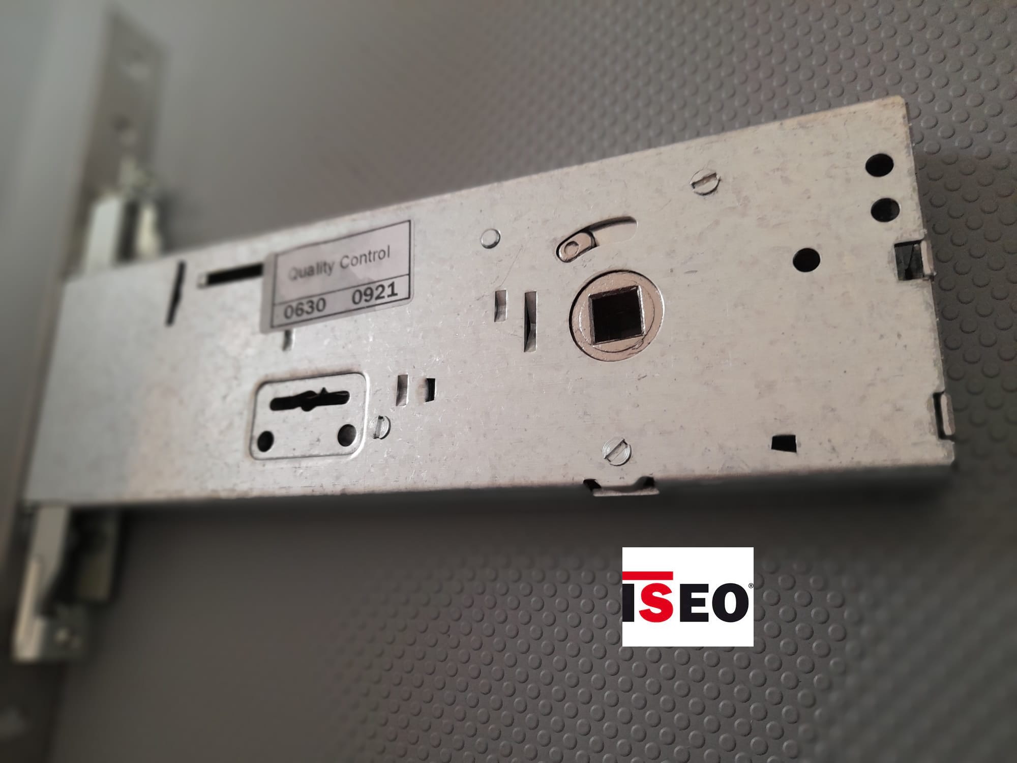 Serratura per fascia frontale inox  ISEO 963152702