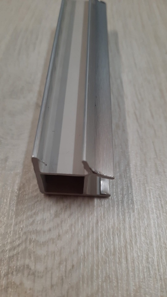 Angolo snodato noline 80587 emuca, altezza 100 mm, per zoccolo in  alluminio, finitura anodizzato argento