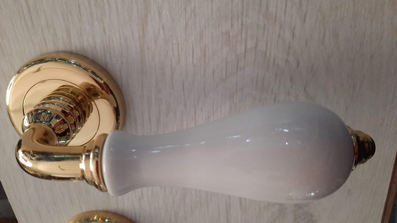 Maniglia per porta MARTA ottone lucido porcellana bianca Poggi e Mariani