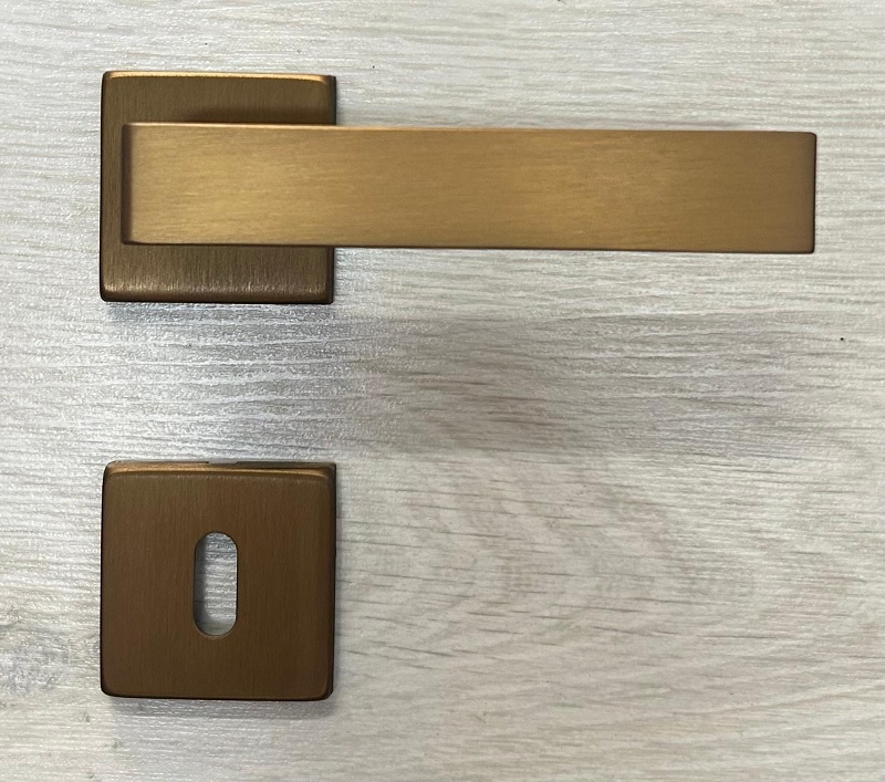 Maniglia per porta BRONZO in alluminio ANGOLO Lineacalì patent