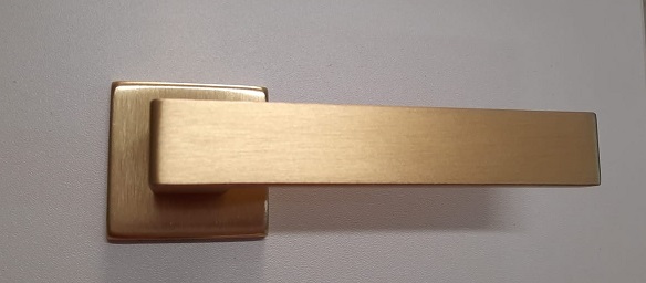 Maniglia per porta ORO SATINATO in alluminio ANGOLO Lineacalì patent 